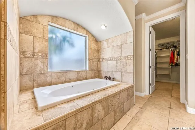 160 ABREGO LAKE DR Floresville, TX 78114