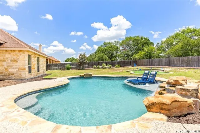 160 ABREGO LAKE DR Floresville, TX 78114