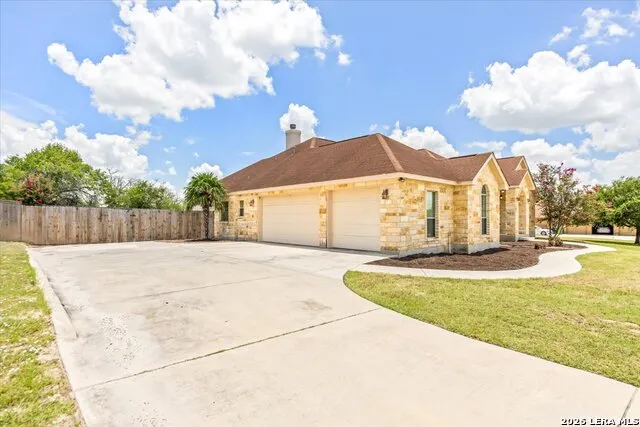 160 ABREGO LAKE DR Floresville, TX 78114