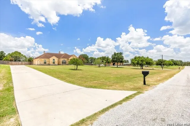 160 ABREGO LAKE DR Floresville, TX 78114