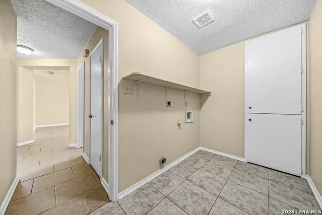 8015 CHESTNUT GATE DR Converse, TX 78109
