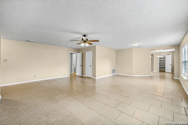 8015 CHESTNUT GATE DR Converse, TX 78109