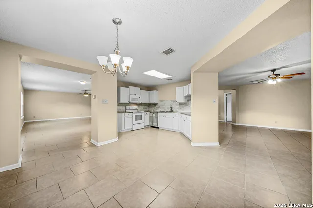 8015 CHESTNUT GATE DR Converse, TX 78109