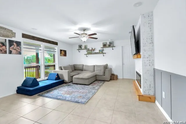 20051 SENIOR RD Von Ormy, TX 78073