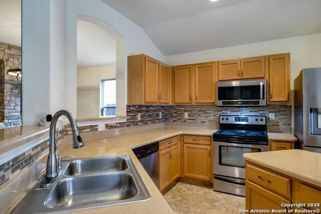 8951 Audubon Park Converse, TX 78109