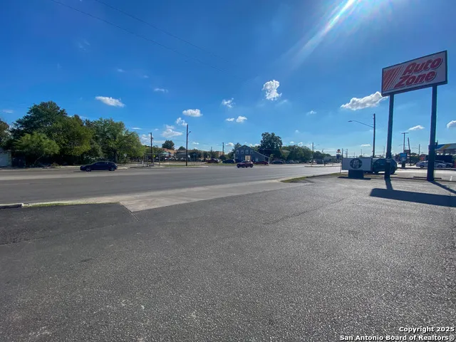133 BANDERA RD San Antonio, TX 78228