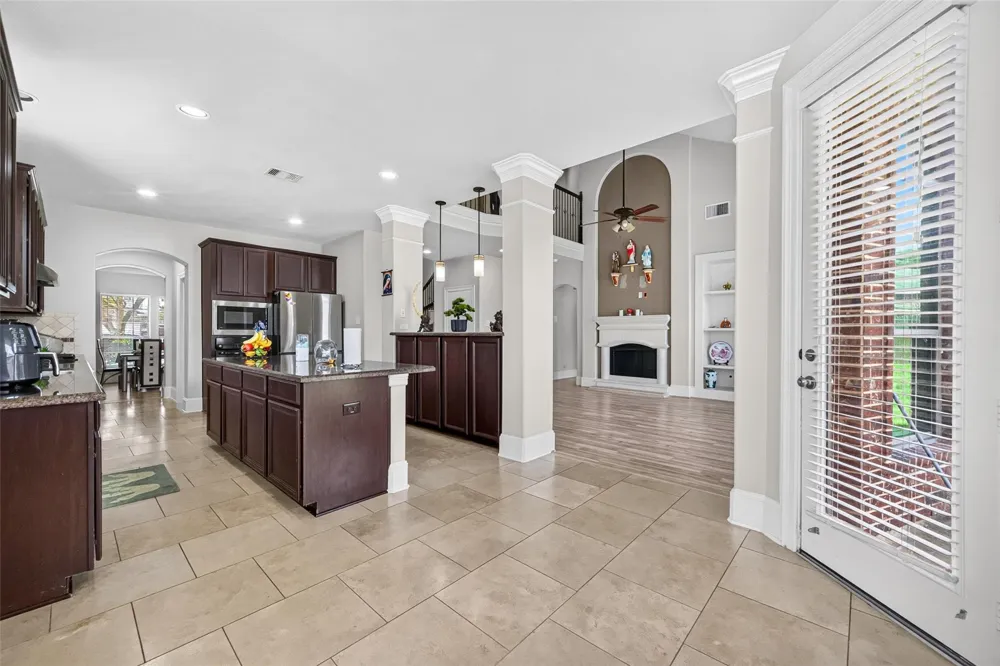 9439 Emerald Lakes Drive Rosharon, TX 77583