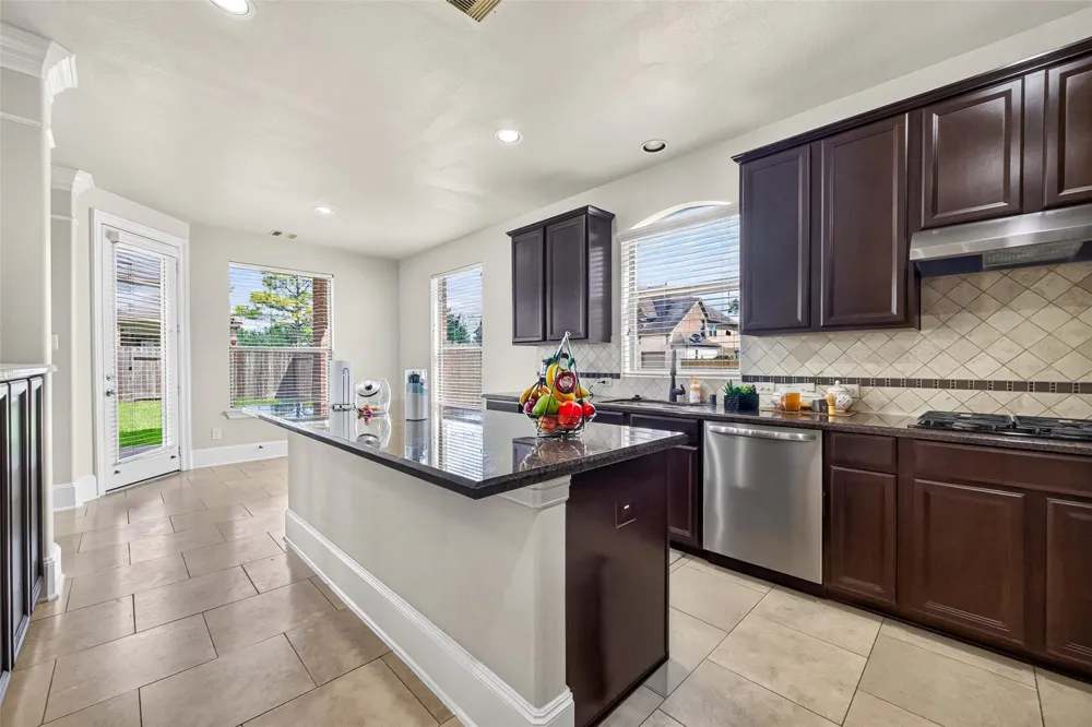 9439 Emerald Lakes Drive Rosharon, TX 77583