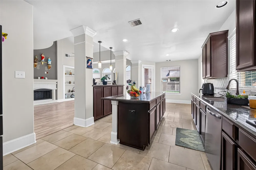 9439 Emerald Lakes Drive Rosharon, TX 77583