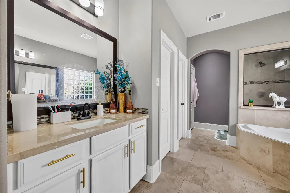 9439 Emerald Lakes Drive Rosharon, TX 77583