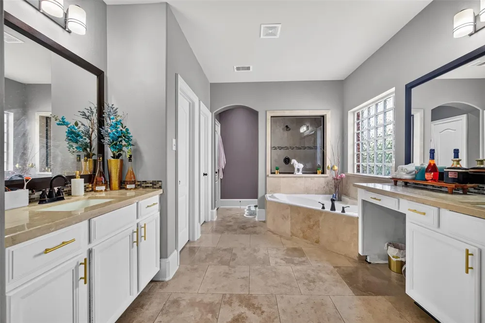 9439 Emerald Lakes Drive Rosharon, TX 77583