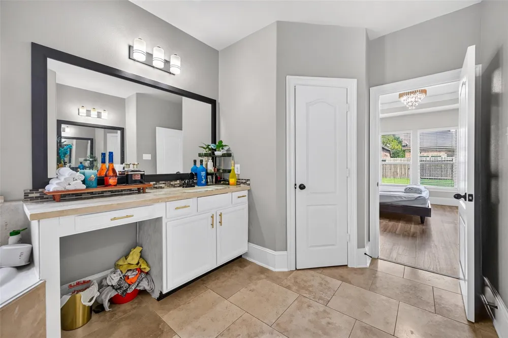 9439 Emerald Lakes Drive Rosharon, TX 77583