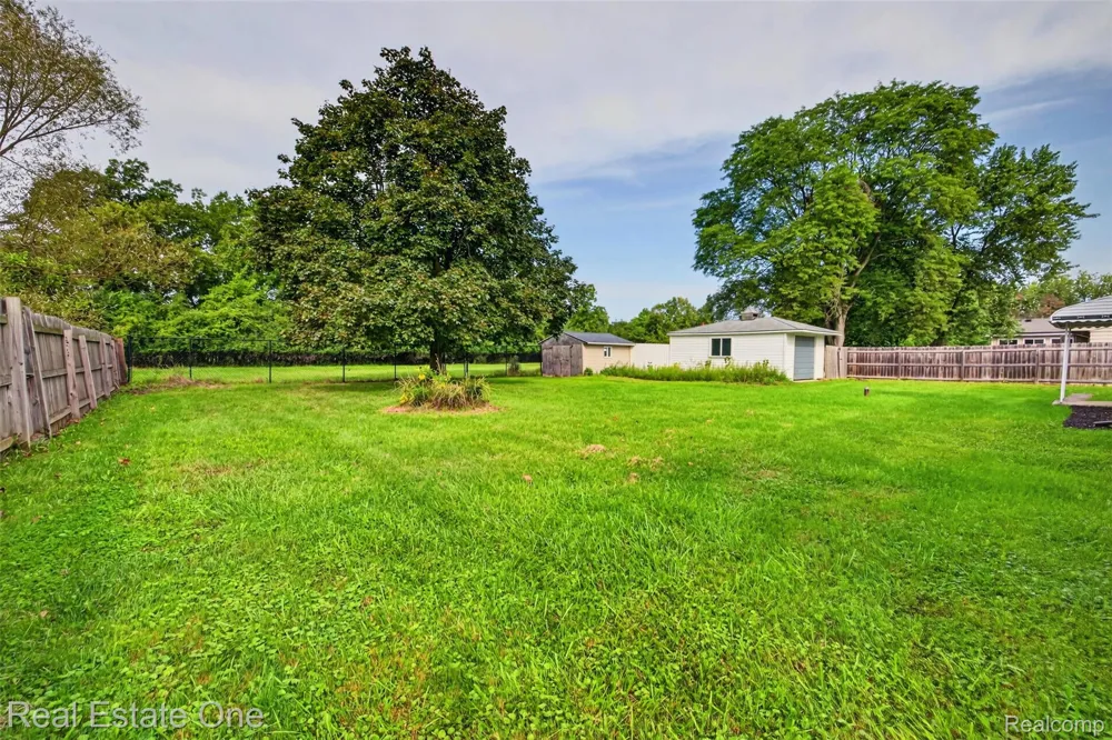 25275 Ravine Street Southfield City, MI 48033