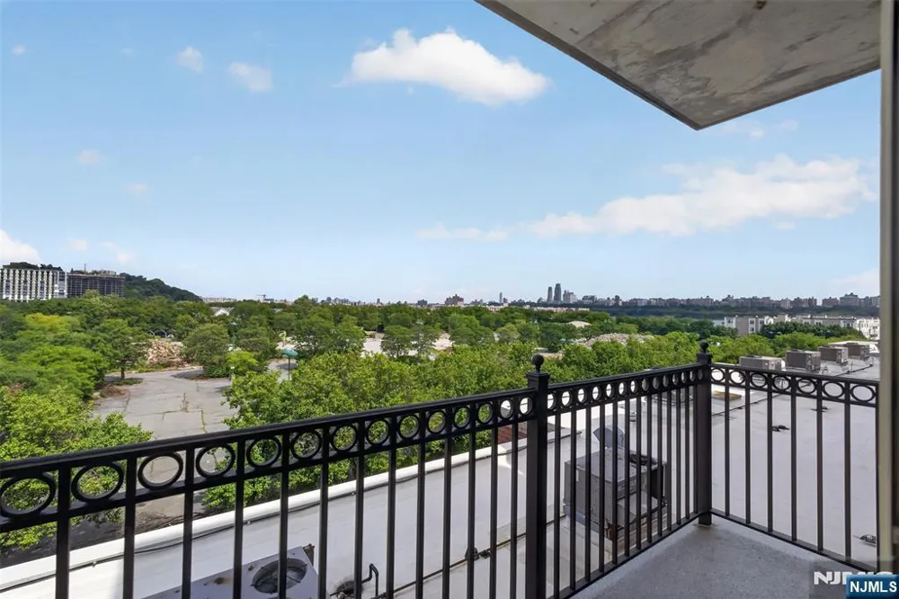 1212 City Place 1212 Edgewater, NJ 07020