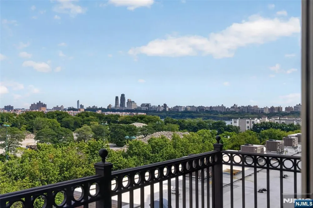 1212 City Place 1212 Edgewater, NJ 07020