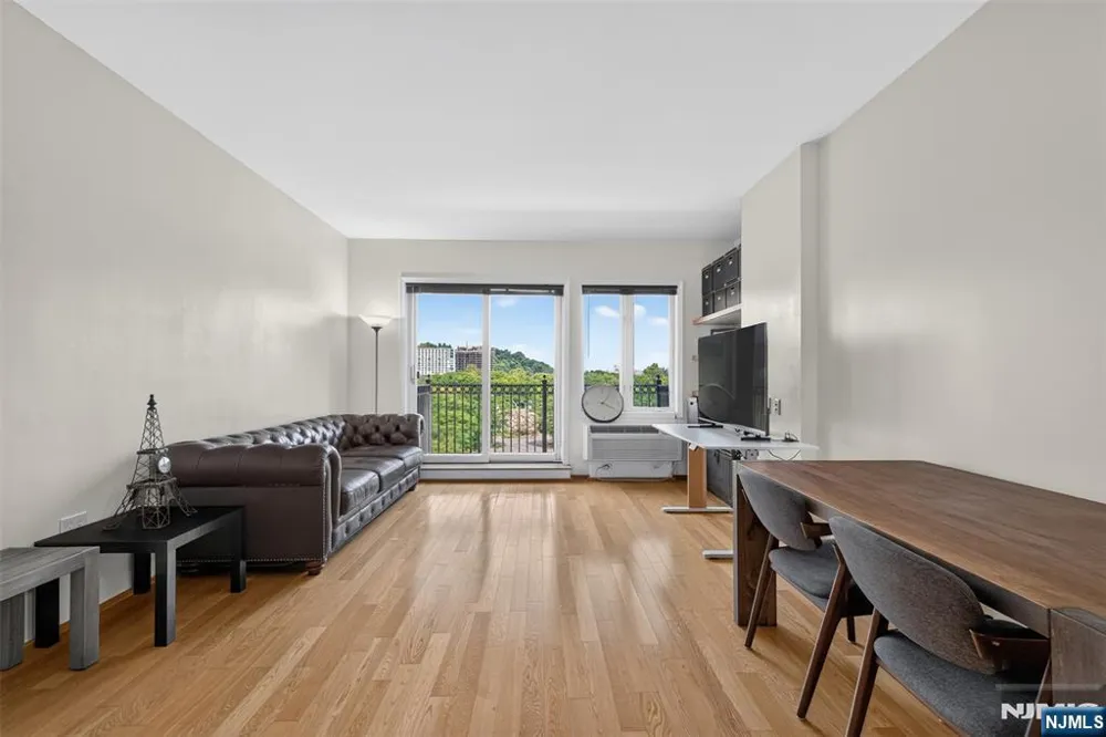 1212 City Place 1212 Edgewater, NJ 07020