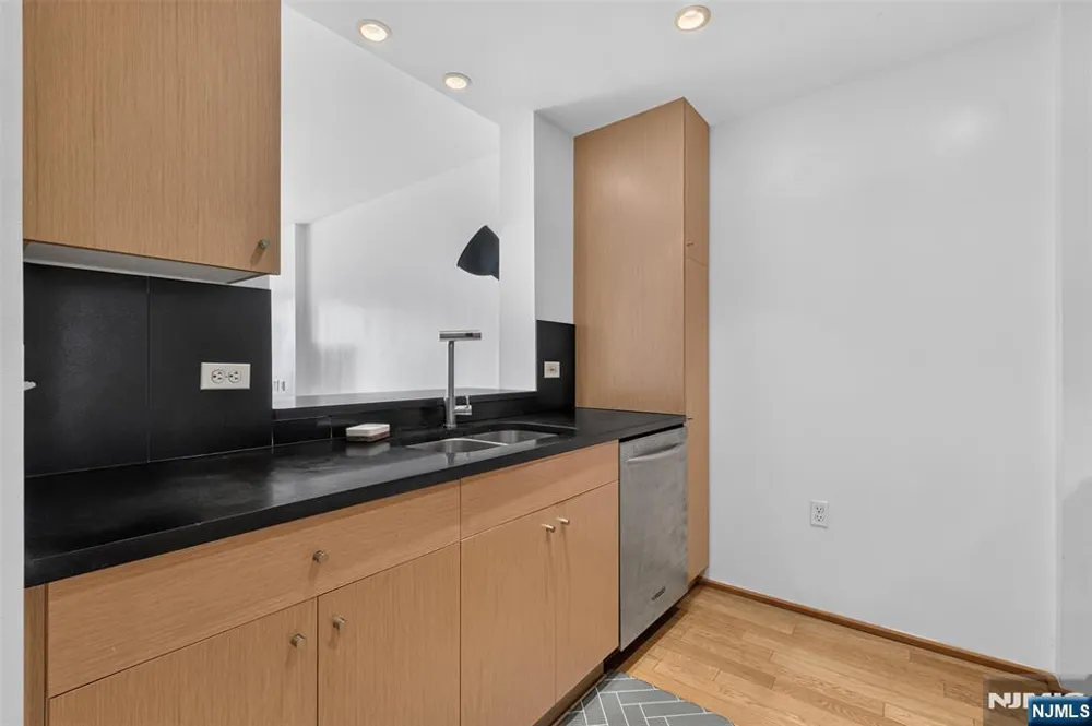 1212 City Place 1212 Edgewater, NJ 07020