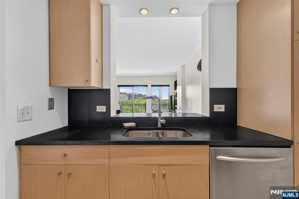 1212 City Place 1212 Edgewater, NJ 07020