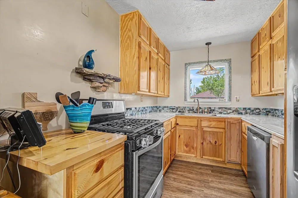203 Hickory Street Lake Jackson, TX 77566
