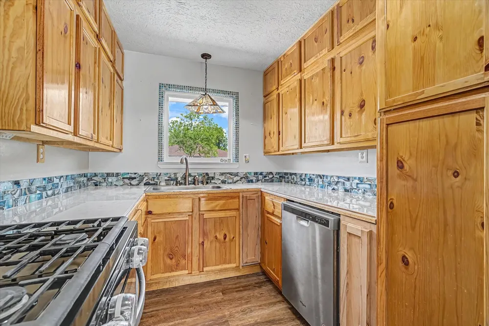 203 Hickory Street Lake Jackson, TX 77566