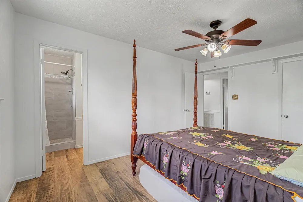 203 Hickory Street Lake Jackson, TX 77566