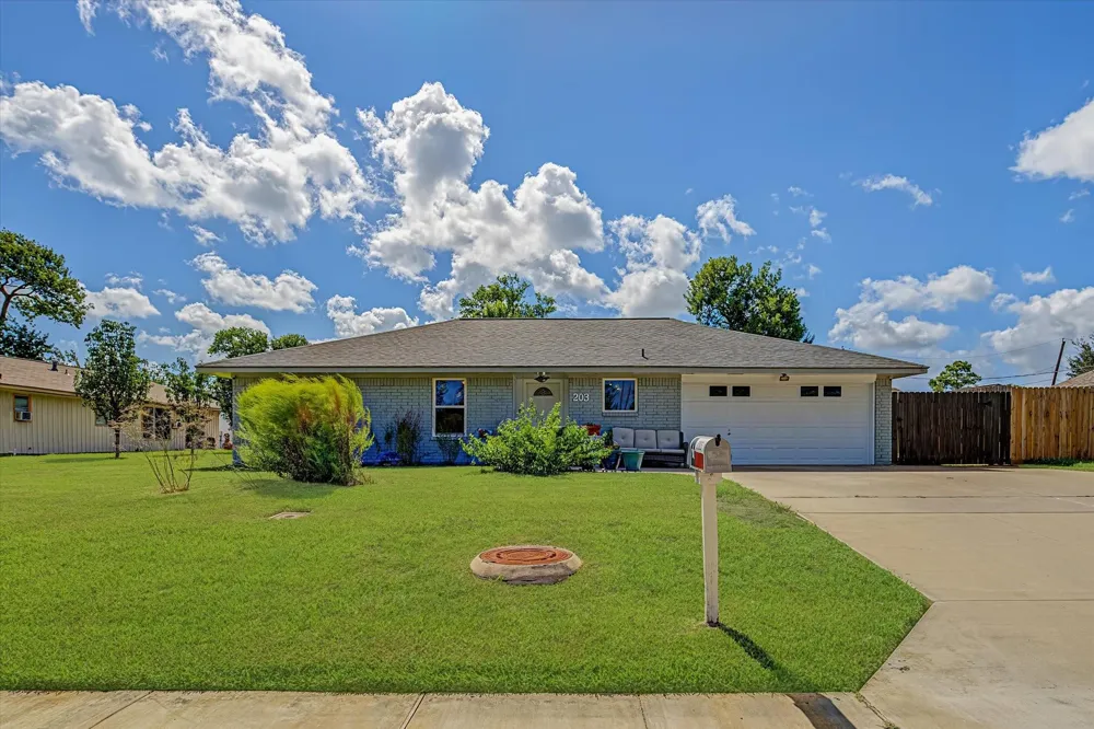 203 Hickory Street Lake Jackson, TX 77566