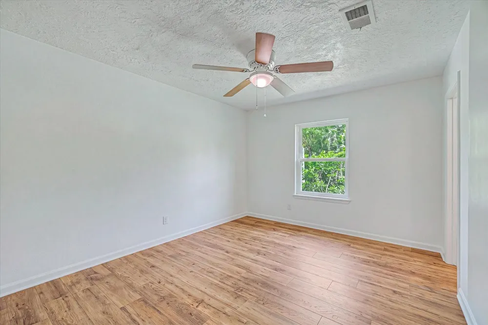 203 Hickory Street Lake Jackson, TX 77566