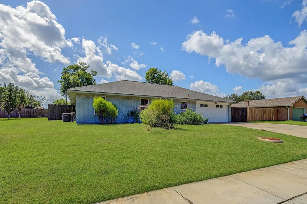 203 Hickory Street Lake Jackson, TX 77566