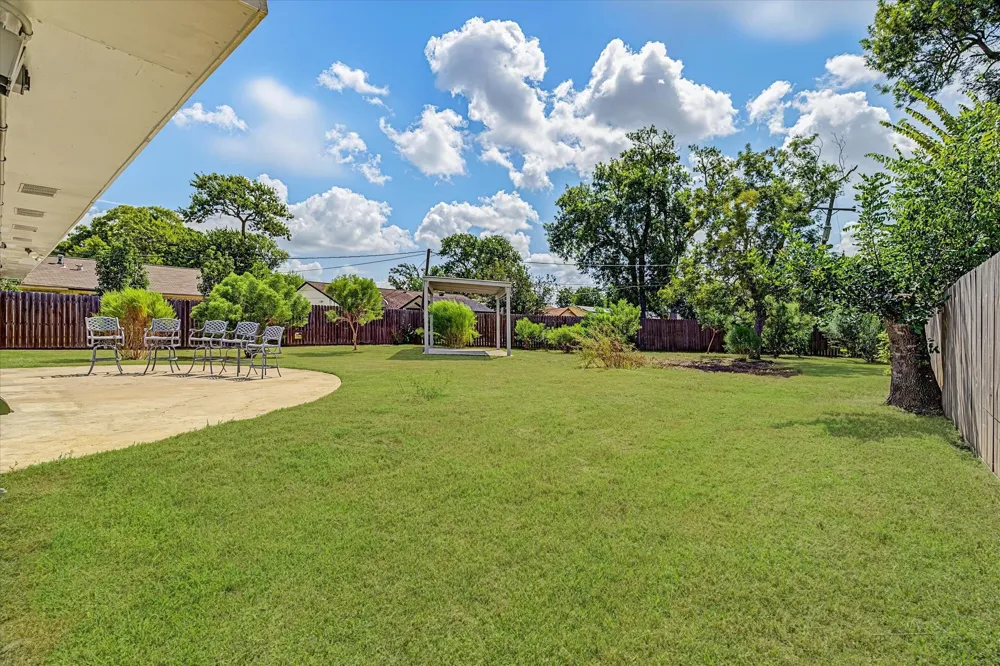 203 Hickory Street Lake Jackson, TX 77566