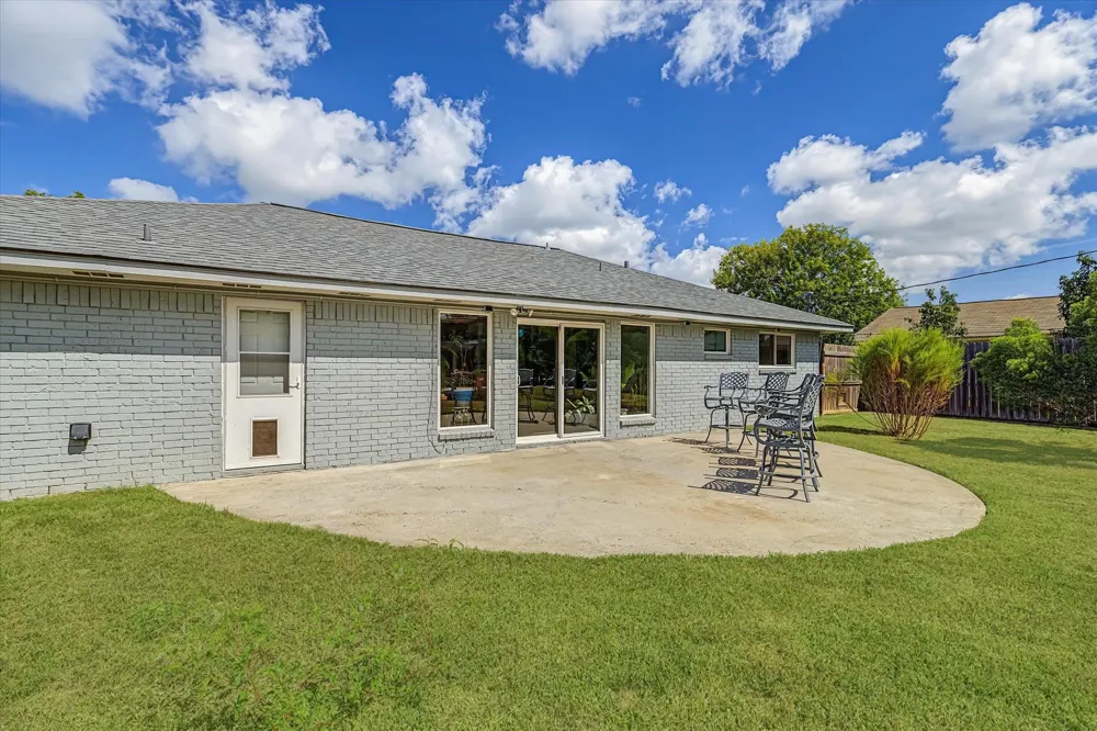 203 Hickory Street Lake Jackson, TX 77566