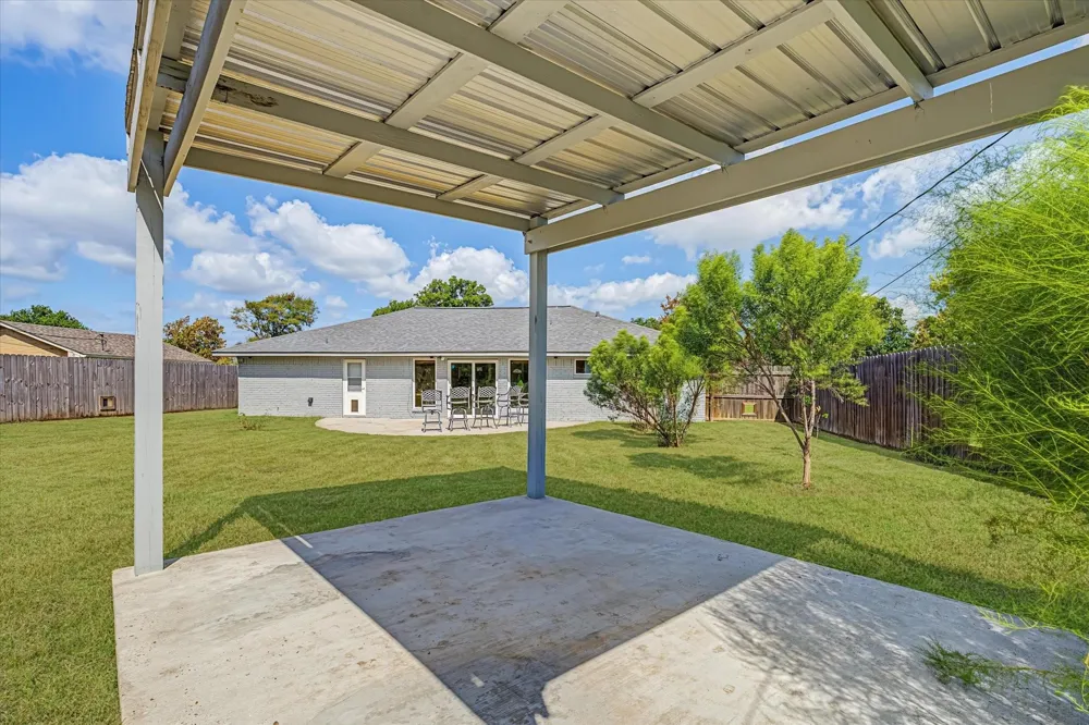 203 Hickory Street Lake Jackson, TX 77566