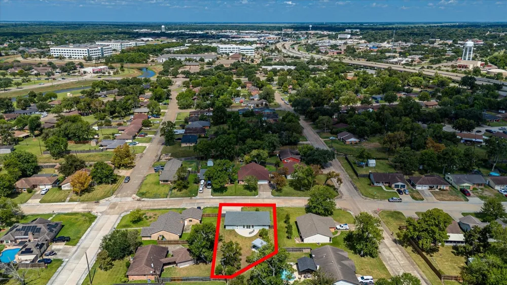 203 Hickory Street Lake Jackson, TX 77566