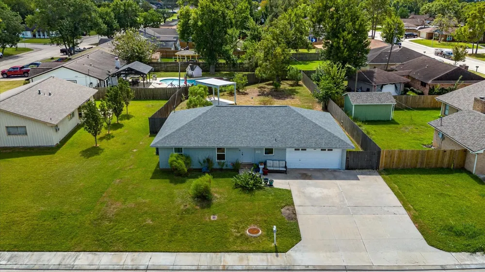 203 Hickory Street Lake Jackson, TX 77566