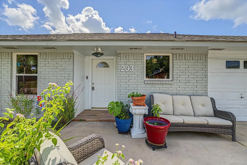 203 Hickory Street Lake Jackson, TX 77566