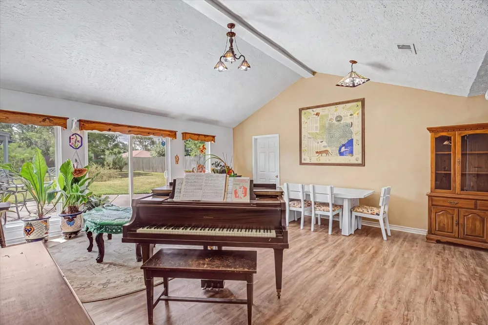203 Hickory Street Lake Jackson, TX 77566
