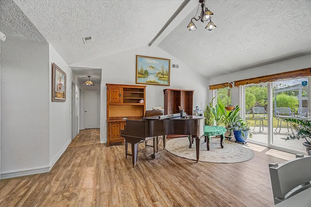 203 Hickory Street Lake Jackson, TX 77566