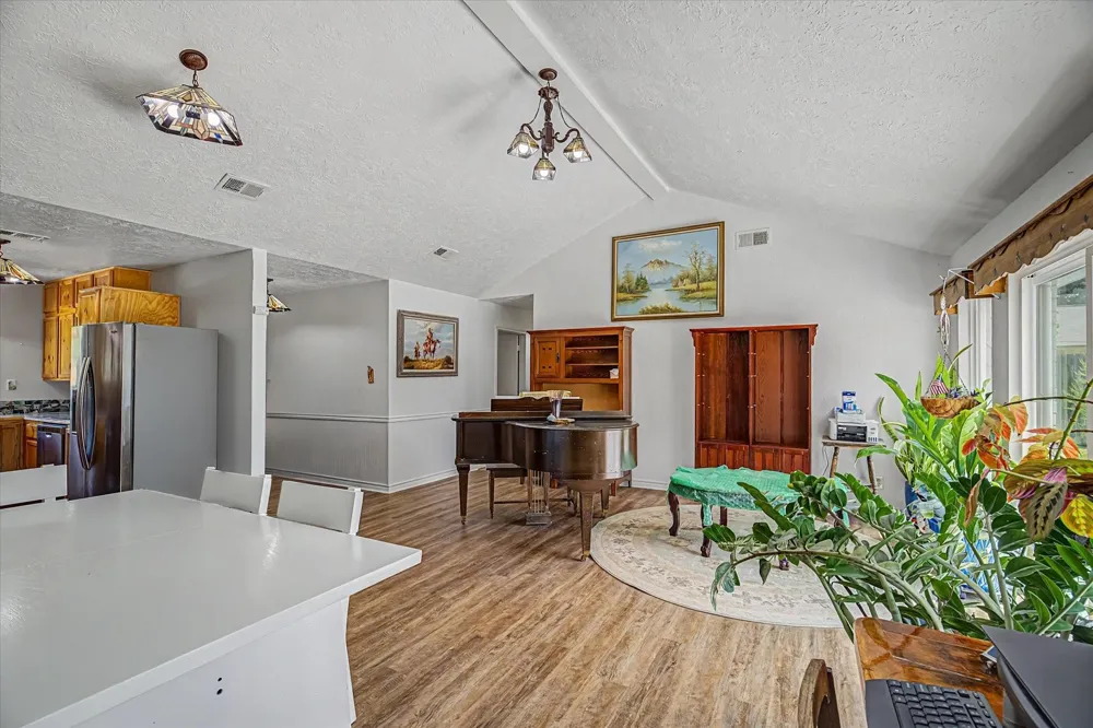 203 Hickory Street Lake Jackson, TX 77566