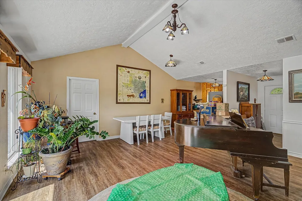 203 Hickory Street Lake Jackson, TX 77566