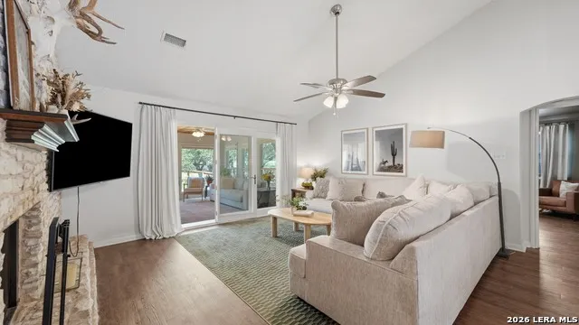 8 Woodcreek Dr Wimberley, TX 78676