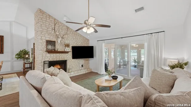 8 Woodcreek Dr Wimberley, TX 78676
