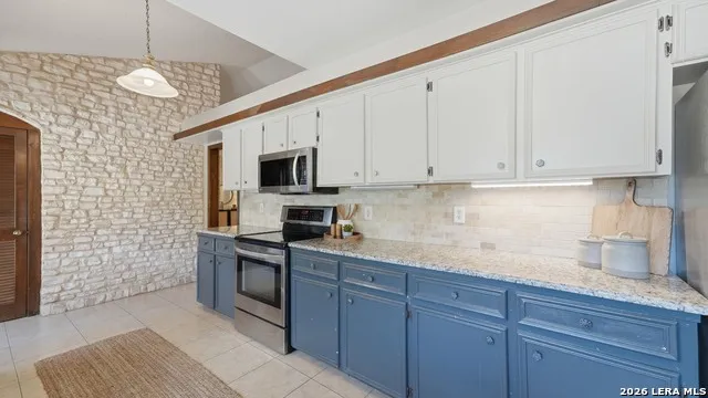 8 Woodcreek Dr Wimberley, TX 78676