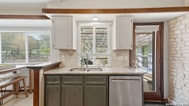 8 Woodcreek Dr Wimberley, TX 78676