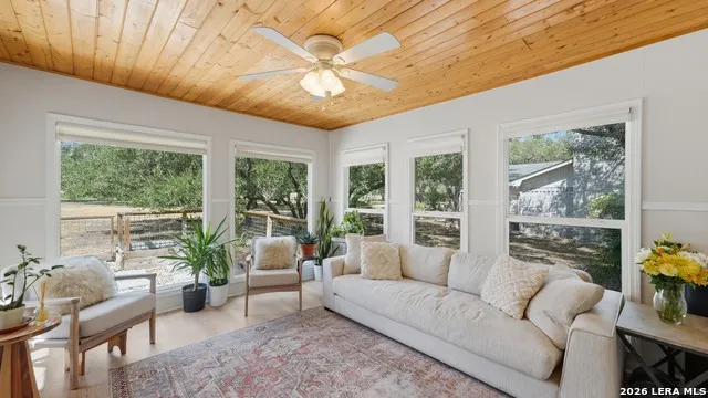 8 Woodcreek Dr Wimberley, TX 78676