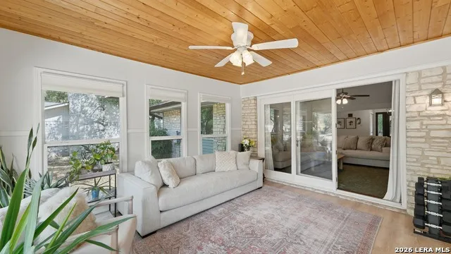 8 Woodcreek Dr Wimberley, TX 78676