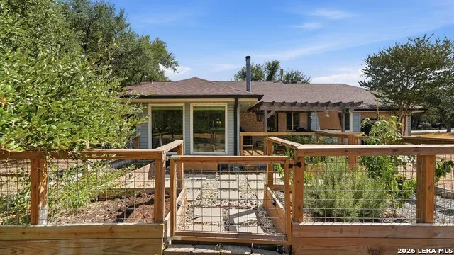 8 Woodcreek Dr Wimberley, TX 78676