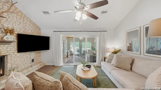8 Woodcreek Dr Wimberley, TX 78676