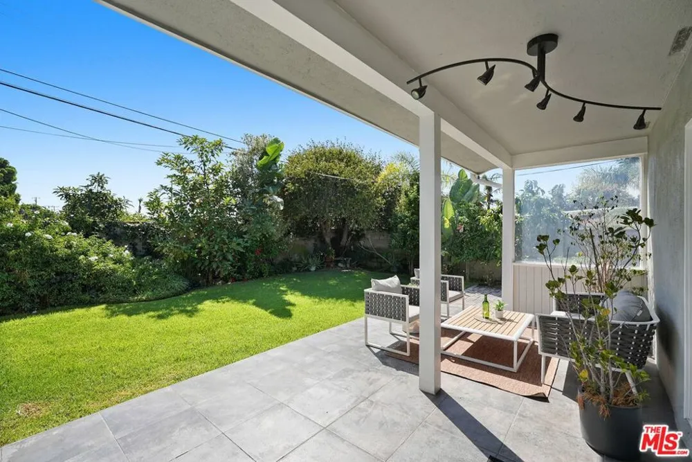 5812 S Garth Avenue Los Angeles, CA 90056