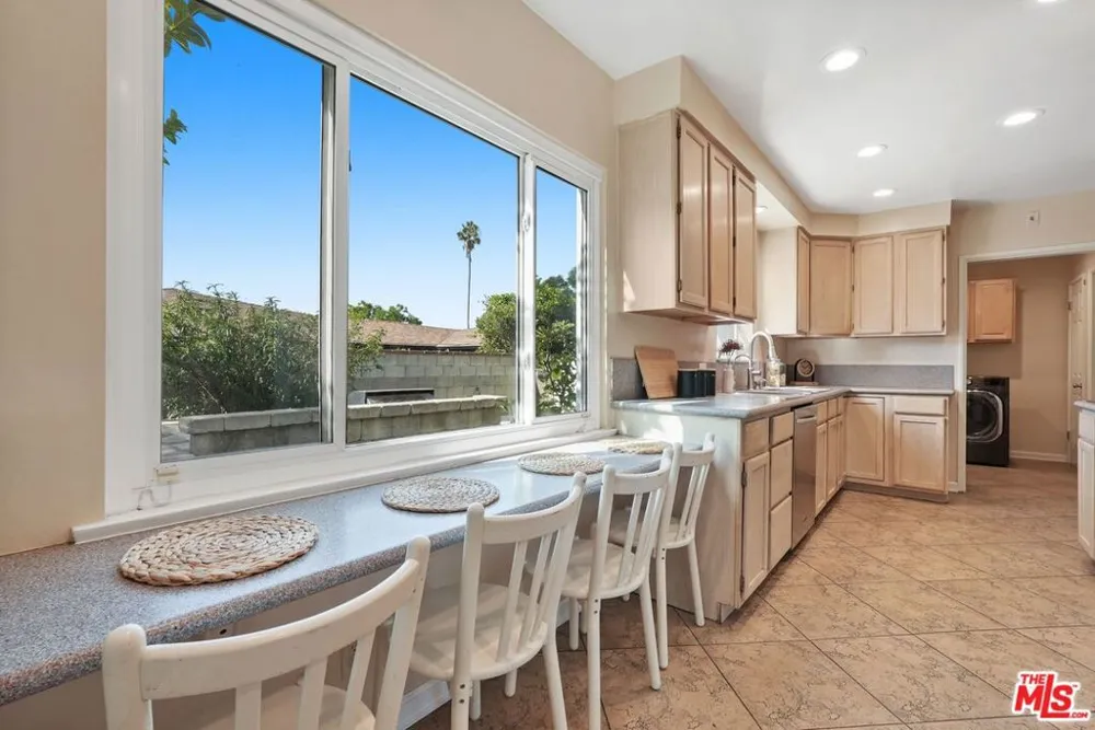 5812 S Garth Avenue Los Angeles, CA 90056