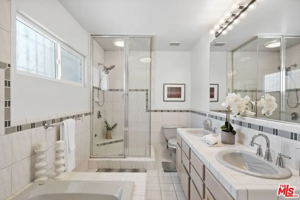 5812 S Garth Avenue Los Angeles, CA 90056