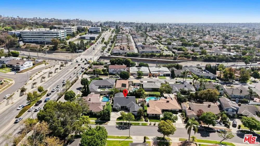5812 S Garth Avenue Los Angeles, CA 90056